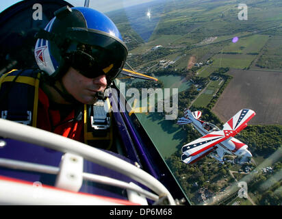Oct 20, 2006 ; San Antonio, TX, USA ; Julia Bois, en second plan, et son mari Tony Wood, plus proche de l'appareil photo, effectuer l'après-midi du vendredi 20 octobre 2006 à l'aéroport de New Braunfels au cours de la journée VIP de l'Airshow Fonds de lune. Le samedi l'Airshow commence à 1 h avec l'ouverture des portes à 9 heures de crédit obligatoire : Photo de William Luther/San Antonio Express-News/ZUMA Press. (©) Banque D'Images