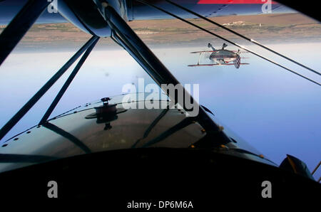 Oct 20, 2006 ; San Antonio, TX, USA ; Julia Bois, en second plan, et son mari Tony Wood effectuer vendredi après-midi 20 octobre 2006 à l'aéroport de New Braunfels au cours de la journée VIP de l'Airshow Fonds de lune. Le samedi l'Airshow commence à 1 h avec l'ouverture des portes à 9 heures de crédit obligatoire : Photo de William Luther/San Antonio Express-News/ZUMA Press. (©) Copyright 2006 by Banque D'Images