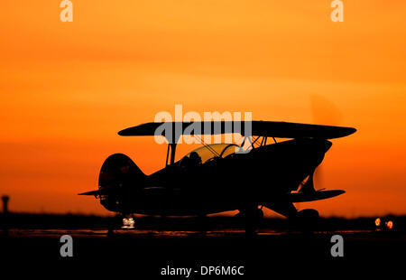 Oct 20, 2006 ; San Antonio, TX, USA ; UN Pitts avion acrobatique des taxis au hangar vendredi soir 20 octobre 2006 à l'aéroport de New Braunfels après la journée VIP de l'Airshow Fonds de lune. Le samedi l'Airshow commence à 1 h avec l'ouverture des portes à 9 heures de crédit obligatoire : Photo de William Luther/San Antonio Express-News/ZUMA Press. (©) Copyright 2006 par San Antonio Express-New Banque D'Images