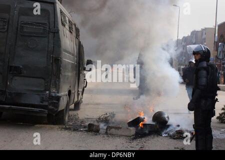 Le Caire, Le Caire, Égypte. 8 janvier, 2014. Une défense civile égyptienne tente d'extincteurs d'incendie au cours d'affrontement avec les partisans du Président égyptien déchu Mohamed Morsi à Nasr City district au Caire le 8 janvier 2014. Le procès de Morsi pour incitation à assassinat a été reportée jusqu'à ce 1er février le mercredi après ont déclaré que le mauvais temps avait empêché de se rendre à crédit cour : Mohammed Bendari APA/Images/ZUMAPRESS.com/Alamy Live News Banque D'Images