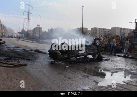 Le Caire, Le Caire, Égypte. 8 janvier, 2014. Une défense civile égyptienne tente d'extincteurs d'incendie au cours d'affrontement avec les partisans du Président égyptien déchu Mohamed Morsi à Nasr City district au Caire le 8 janvier 2014. Le procès de Morsi pour incitation à assassinat a été reportée jusqu'à ce 1er février le mercredi après ont déclaré que le mauvais temps avait empêché de se rendre à crédit cour : Mohammed Bendari APA/Images/ZUMAPRESS.com/Alamy Live News Banque D'Images