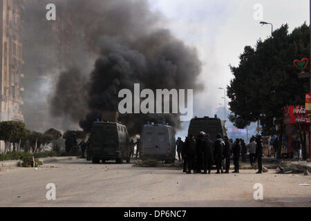 Le Caire, Le Caire, Égypte. 8 janvier, 2014. Une défense civile égyptienne tente d'extincteurs d'incendie au cours d'affrontement avec les partisans du Président égyptien déchu Mohamed Morsi à Nasr City district au Caire le 8 janvier 2014. Le procès de Morsi pour incitation à assassinat a été reportée jusqu'à ce 1er février le mercredi après ont déclaré que le mauvais temps avait empêché de se rendre à crédit cour : Mohammed Bendari APA/Images/ZUMAPRESS.com/Alamy Live News Banque D'Images