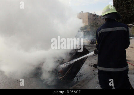 Le Caire, Le Caire, Égypte. 8 janvier, 2014. Une défense civile égyptienne tente d'extincteurs d'incendie au cours d'affrontement avec les partisans du Président égyptien déchu Mohamed Morsi à Nasr City district au Caire le 8 janvier 2014. Le procès de Morsi pour incitation à assassinat a été reportée jusqu'à ce 1er février le mercredi après ont déclaré que le mauvais temps avait empêché de se rendre à crédit cour : Mohammed Bendari APA/Images/ZUMAPRESS.com/Alamy Live News Banque D'Images