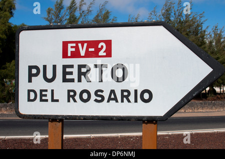 FV-2 Puerto del Rosario road sign, Caleta de Fuste, Fuerteventura, Îles Canaries, Espagne. Banque D'Images