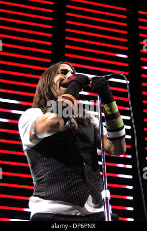 Oct 23, 2006 ; Philadelphia, PA, USA ; Singer Anthony Kiedis des Red Hot Chili Peppers exécute pendant un spectacle au Wachovia Center. Crédit obligatoire : Photo par Brooks Smothers/ZUMA Press. (©) Copyright 2006 par Brooks Smothers Banque D'Images