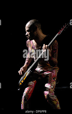 Oct 23, 2006 ; Philadelphia, PA, USA ; le bassiste FLEA des Red Hot Chili Peppers exécute pendant un spectacle au Wachovia Center. Crédit obligatoire : Photo par Brooks Smothers/ZUMA Press. (©) Copyright 2006 par Brooks Smothers Banque D'Images