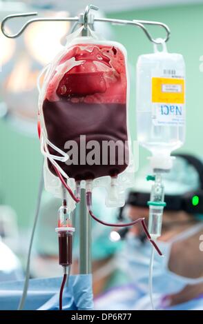 Münster, Allemagne. Dec 11, 2013. Une unité de concentré de globules rouges est représentée dans une salle d'opération de l'Hôpital Universitaire Muenster (UKM) dans la région de Muenster, Allemagne, 11 décembre 2013. Unités de sang stockées sont une denrée rare et ont des effets secondaires. Quatre hôpitaux therefoe l'intention de réduire leur utilisation dans les opérations. Photo : Friso Gentsch/dpa/Alamy Live News Banque D'Images