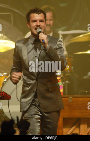 Oct 24, 2006 ; New York, NY, USA ; Singer BRANDON Fleurs de 'Les Killers d'exécution en concert au Madison Square Garden de New York. Crédit obligatoire : Photo par Jeffrey Geller/ZUMA Press. (©) Copyright 2006 by Jeffrey Geller Banque D'Images