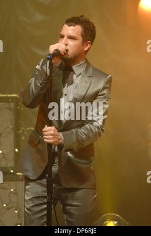 Oct 24, 2006 ; New York, NY, USA ; Singer BRANDON Fleurs de 'Les Killers d'exécution en concert au Madison Square Garden de New York. Crédit obligatoire : Photo par Jeffrey Geller/ZUMA Press. (©) Copyright 2006 by Jeffrey Geller Banque D'Images