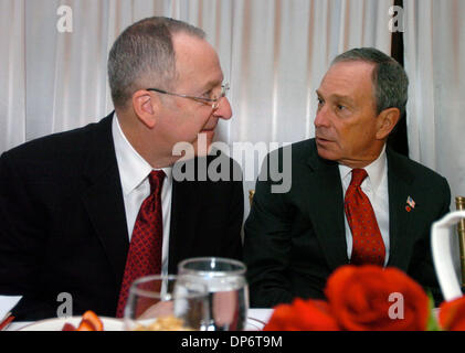 Oct 26, 2006, Manhattan, NY, USA ; Dr David SKORTON (L), Président de l'Université Cornell et le maire Michael Bloomberg (R). L'Université de Cornell et ses Weill Cornell Medical College annoncer le lancement d'un capital de plusieurs milliards de dollars pour la campagne de l'avance de la recherche médicale et de l'enseignement supérieur à l'échelle mondiale. Crédit obligatoire : Photo par Bryan Smith/ZUMA Press. (©) Copyright 2006 par Br Banque D'Images