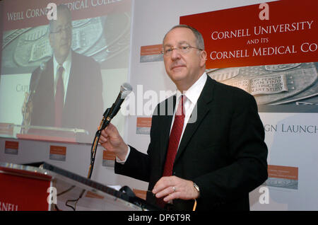 Oct 26, 2006, Manhattan, NY, USA ; Dr David SKORTON, Président de l'Université Cornell, parlant en tant que l'Université de Cornell et ses Weill Cornell Medical College annoncer le lancement d'un capital de plusieurs milliards de dollars pour la campagne de l'avance de la recherche médicale et de l'enseignement supérieur à l'échelle mondiale. Crédit obligatoire : Photo par Bryan Smith/ZUMA Press. (©) Copyright 2006 par Bryan Smith Banque D'Images