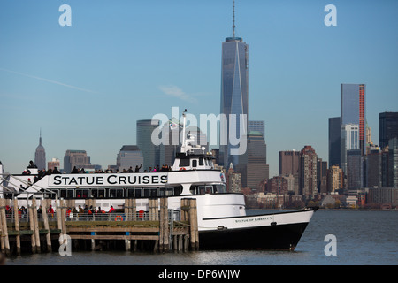 Ferry Statue Cruises mored à la statue de la liberté à l'île de retour au centre-ville de New York Banque D'Images