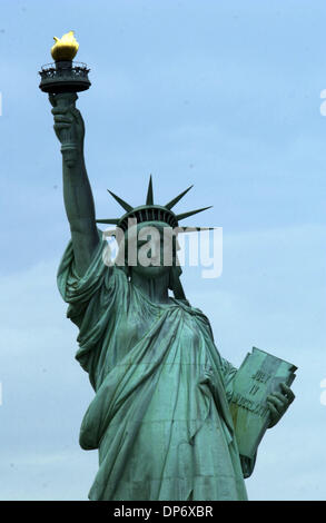 Oct 26, 2006 ; New York, NY, USA ; la Statue de la liberté situé dans les eaux au large de Manhattan. Crédit obligatoire : Photo par Jason Moore/ZUMA Press. (©) Copyright 2006 par Jason Moore Banque D'Images