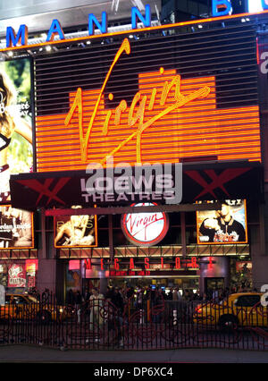 Oct 26, 2006 ; New York, NY, USA ; Le Virgin Megastore est éclairé la nuit à Manhattan. Crédit obligatoire : Photo par Jason Moore/ZUMA Press. (©) Copyright 2006 par Jason Moore Banque D'Images