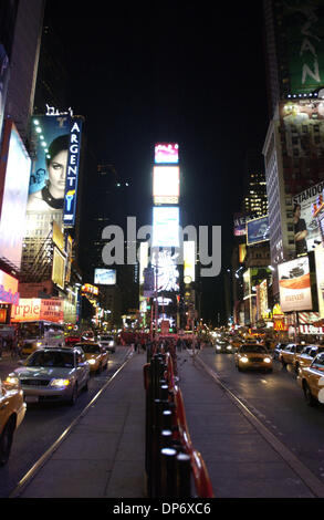 Oct 26, 2006 ; New York, NY, USA ; une vue sur Times Square de nuit situé dans Manhattan. Crédit obligatoire : Photo par Jason Moore/ZUMA Press. (©) Copyright 2006 par Jason Moore Banque D'Images