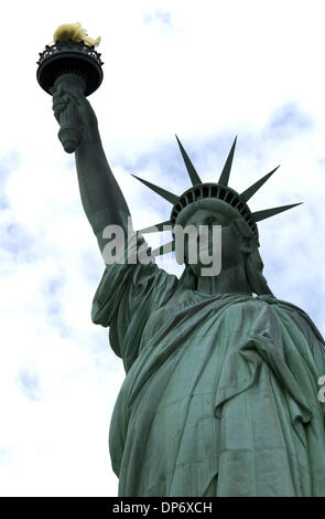 Oct 26, 2006 ; New York, NY, USA ; la Statue de la liberté situé dans les eaux au large de Manhattan. Crédit obligatoire : Photo par Jason Moore/ZUMA Press. (©) Copyright 2006 par Jason Moore Banque D'Images