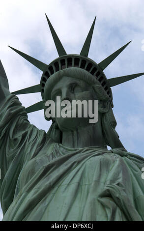 Oct 26, 2006 ; New York, NY, USA ; la Statue de la liberté situé dans les eaux au large de Manhattan. Crédit obligatoire : Photo par Jason Moore/ZUMA Press. (©) Copyright 2006 par Jason Moore Banque D'Images