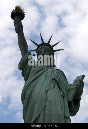 Oct 26, 2006 ; New York, NY, USA ; la Statue de la liberté situé dans les eaux au large de Manhattan. Crédit obligatoire : Photo par Jason Moore/ZUMA Press. (©) Copyright 2006 par Jason Moore Banque D'Images