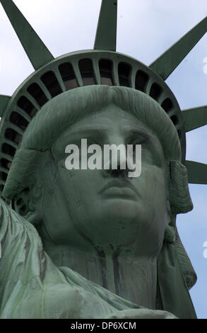 Oct 26, 2006 ; New York, NY, USA ; la Statue de la liberté situé dans les eaux au large de Manhattan. Crédit obligatoire : Photo par Jason Moore/ZUMA Press. (©) Copyright 2006 par Jason Moore Banque D'Images