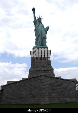 Oct 26, 2006 ; New York, NY, USA ; la Statue de la liberté situé dans les eaux au large de Manhattan. Crédit obligatoire : Photo par Jason Moore/ZUMA Press. (©) Copyright 2006 par Jason Moore Banque D'Images