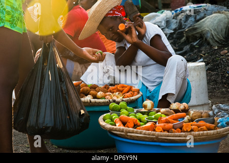 Une femme haïtienne vend des légumes sur le marché de la rue à Port-au-Prince, Haïti. Banque D'Images