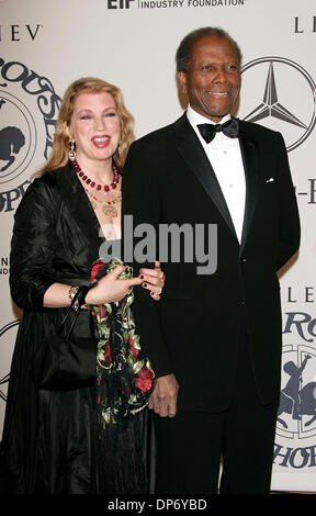 Oct 28, 2006 ; Los Angeles, Californie, USA ; acteur Sidney Poitier & FEMME JOANNA à la 17e carousel of Hope Ball qui a eu lieu au Beverly Hilton Hotel. Crédit obligatoire : Photo de Lisa O'Connor/ZUMA Press. (©) Copyright 2006 by Lisa O'Connor Banque D'Images