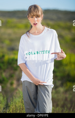 Jeune blonde naturelle en montrant son bénévolat t shirt Banque D'Images