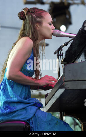 Oct 29, 2006, à Las Vegas, NV, USA ; musicien Fiona Apple procède à vivre dans le cadre du 2e congrès annuel Vegoose Festival de musique l'événement de deux jours a eu lieu au Sam Boyd Stadium. Crédit obligatoire : Photo par Jason Moore/ZUMA Press. (©) Copyright 2006 par Jason Moore Banque D'Images