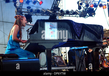 Oct 29, 2006, à Las Vegas, NV, USA ; musicien Fiona Apple procède à vivre dans le cadre du 2e congrès annuel Vegoose Festival de musique l'événement de deux jours a eu lieu au Sam Boyd Stadium. Crédit obligatoire : Photo par Jason Moore/ZUMA Press. (©) Copyright 2006 par Jason Moore Banque D'Images