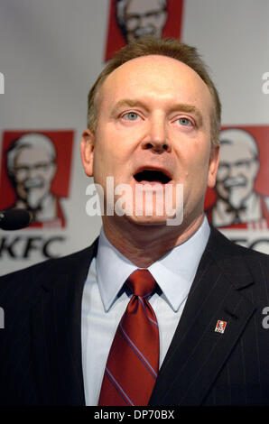 Oct 30, 2006 ; Manhattan, NEW YORK, USA ; GREGG Dedrick, président de KFC Corporation annonce dans une conférence de presse que Kentucky Fried Chicken est la conversion de l'ensemble de ses 5 500 restaurants aux États-Unis à un zéro gramme de gras trans de l'huile de cuisson. La nouvelle huile, une huile de soja à faible teneur en acide linolénique, remplacera l'huile de soja partiellement hydrogénée en usage dans les restaurants KFC. Mandato Banque D'Images