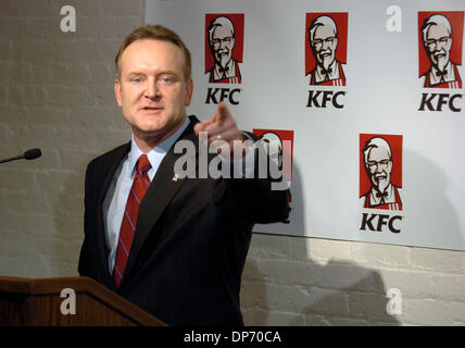 Oct 30, 2006 ; Manhattan, NEW YORK, USA ; GREGG Dedrick, président de KFC Corporation annonce dans une conférence de presse que Kentucky Fried Chicken est la conversion de l'ensemble de ses 5 500 restaurants aux États-Unis à un zéro gramme de gras trans de l'huile de cuisson. La nouvelle huile, une huile de soja à faible teneur en acide linolénique, remplacera l'huile de soja partiellement hydrogénée en usage dans les restaurants KFC. Mandato Banque D'Images