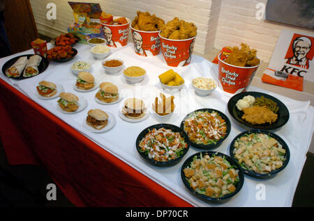 Oct 30, 2006 ; Manhattan, NEW YORK, USA ; un assortiment de plats KFC. Gregg Dedrick, président de KFC Corporation annonce dans une conférence de presse que Kentucky Fried Chicken est la conversion de l'ensemble de ses 5 500 restaurants aux États-Unis à un zéro gramme de gras trans de l'huile de cuisson. La nouvelle huile, une huile de soja à faible teneur en acide linolénique, remplacera l'huile de soja partiellement hydrogénée en usage dans KFC Banque D'Images