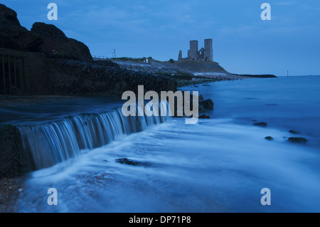 Vue sur la plage et à la sortie à l'aube du 12ème siècle, avec l'église en ruine dans la distance, l'église de la Vierge Marie, Reculver, Kent, Angleterre, juillet Banque D'Images