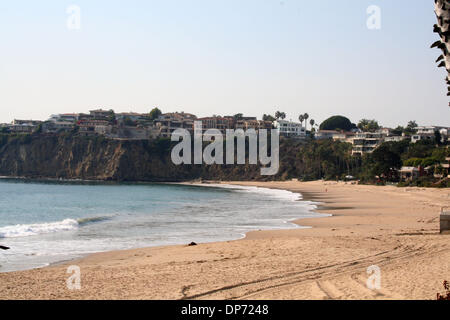 Oct 26, 2006 ; Laguna Beach, CA, USA ; Situé au nord de Laguna est l'exclusive et privée Gated communauté connus comme Emerald Bay. Sur la photo est la plage de sable blanc immaculé (face au nord) d'E-Bay. Crédit obligatoire : photo par Camilla Zenz/ZUMA Press. (©) Copyright 2006 by Camilla Zenz Banque D'Images