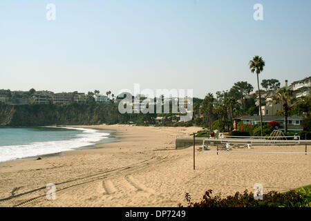 Oct 26, 2006 ; Laguna Beach, CA, USA ; Situé au nord de Laguna est l'exclusive et privée Gated communauté connus comme Emerald Bay. Sur la photo est la plage de sable blanc immaculé (face au nord) d'E-Bay. Crédit obligatoire : photo par Camilla Zenz/ZUMA Press. (©) Copyright 2006 by Camilla Zenz Banque D'Images