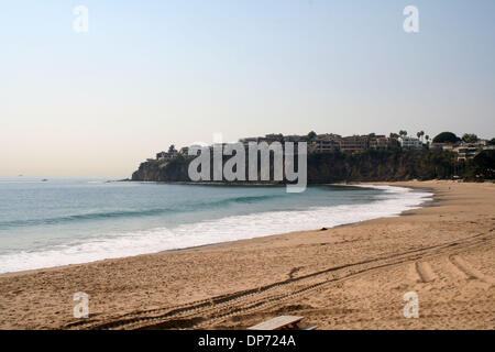 Oct 26, 2006 ; Laguna Beach, CA, USA ; Situé au nord de Laguna est l'exclusive et privée Gated communauté connus comme Emerald Bay. Sur la photo est la plage de sable blanc immaculé (face au nord) d'E-Bay. Crédit obligatoire : photo par Camilla Zenz/ZUMA Press. (©) Copyright 2006 by Camilla Zenz Banque D'Images