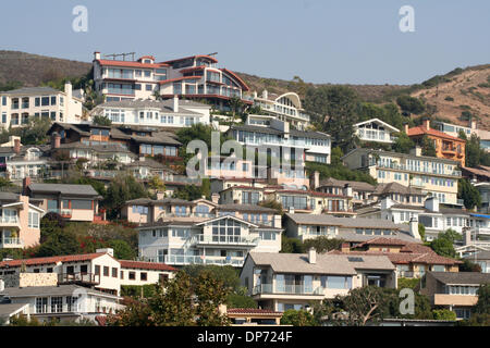 Oct 26, 2006 ; Laguna Beach, CA, USA ; Situé au nord de Laguna est l'exclusive et privée Gated communauté connus comme Emerald Bay. Sur la photo, quelques millions de dollars hillside homes situé dans E-Bay. Crédit obligatoire : photo par Camilla Zenz/ZUMA Press. (©) Copyright 2006 by Camilla Zenz Banque D'Images