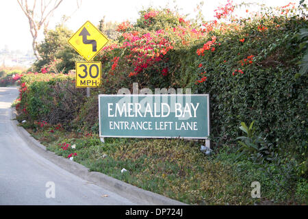 Oct 26, 2006 ; Laguna Beach, CA, USA ; Situé au nord de Laguna est l'exclusive et privée Gated communauté connus comme Emerald Bay. Sur la photo est le signe d'Emerald Bay sur la Pacific Coast Highway. Crédit obligatoire : photo par Camilla Zenz/ZUMA Press. (©) Copyright 2006 by Camilla Zenz Banque D'Images