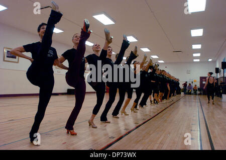 Nov 02, 2006, Manhattan, NY, USA ; Radio City Rockettes répétez la scène '12 jours de Noël' à partir de la prochaine saison de la "Radio City Christmas Spectacular'. Crédit obligatoire : Photo par Bryan Smith/ZUMA Press. (©) Copyright 2006 par Bryan Smith Banque D'Images