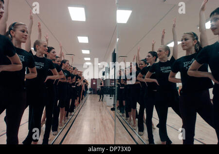 Nov 02, 2006, Manhattan, NY, USA ; Radio City Rockettes répétez la scène '12 jours de Noël' à partir de la prochaine saison de la "Radio City Christmas Spectacular'. Crédit obligatoire : Photo par Bryan Smith/ZUMA Press. (©) Copyright 2006 par Bryan Smith Banque D'Images