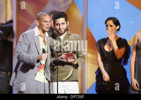 Nov 02, 2006 ; New York, NY, USA ; présentateurs Julieta Venegas et Sin Bandera se tenir derrière la calle 13 qui ont remporté leur deuxième Grammy pour le "Meilleur nouvel artiste" lors de la 7ème édition des Latin Grammy Awards tenue au Madison Square Garden. Crédit obligatoire : Photo par Aviv petit/ZUMA Press. (©) Copyright 2006 par Aviv Petit Banque D'Images