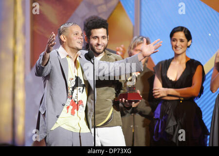 Nov 02, 2006 ; New York, NY, USA ; présentateurs Julieta Venegas et Sin Bandera se tenir derrière la calle 13 qui ont remporté leur deuxième Grammy pour le "Meilleur nouvel artiste" lors de la 7ème édition des Latin Grammy Awards tenue au Madison Square Garden. Crédit obligatoire : Photo par Aviv petit/ZUMA Press. (©) Copyright 2006 par Aviv Petit Banque D'Images