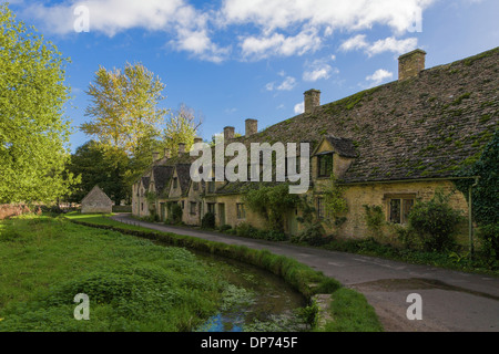 Arlington Row Bibury, Gloucester, au début de la lumière du soleil du matin. Banque D'Images