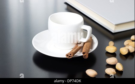 La tasse de café du matin sur la table avec un ordinateur portable Banque D'Images