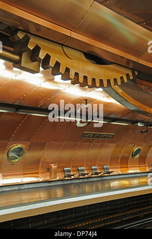 La station de métro Arts et Métiers, Paris, France. Restaurée par l'artiste belge François Schuiten en 1994 Banque D'Images