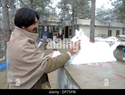 Quetta, Pakistan. 05Th Jan, 2014. Avis de capitale provinciale Quetta après les chutes de neige qui plus diminue la température en dessous de moins 13 degrés Celsius, mais d'un autre côté que la population particulièrement aux enfants profitant de la météo, ils se rassemblent dans des zones ouvertes à jouer pendant les chutes de neige et la randonnée sur les collines haut, le mercredi, Janvier 08, 2014. Certaines personnes ont tremblé pendant le froid et le feu a brûlé pour les garder au chaud mais certains profitaient de la Neige Neige en faisant de l'homme et les animaux. Credit : Asianet-Pakistan/Alamy Live News Banque D'Images