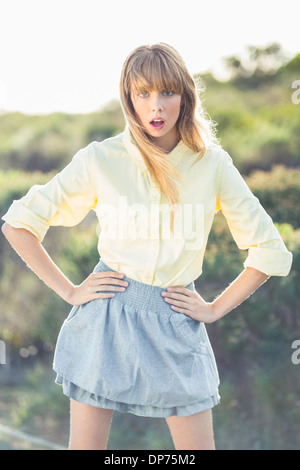 Étonné superbe blonde au bord de la route, posing Banque D'Images