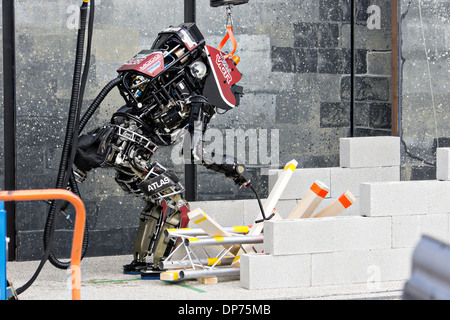 Ian, un Atlas robot avec l'équipe de robotique CIMH lors de la DARPA Robot Sauveteur Showdown at Homestead Miami Speedway, le 21 décembre 2013 à Homestead, FL. L'événement DARPA est de remettre les équipes à concevoir des robots qui effectuera des opérations de secours humanitaires, ainsi que des activités connexes. Banque D'Images