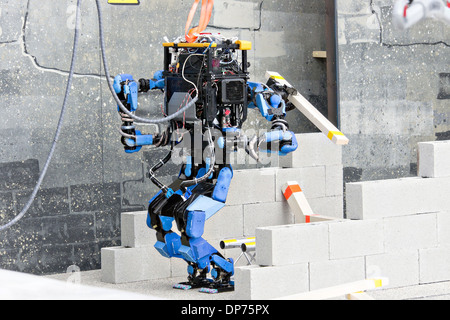 S-SCHAFT équipe un robot à la DARPA Robot Sauveteur Showdown at Homestead Miami Speedway le 20 décembre 2013 à Homestead, FL. L'événement DARPA est de remettre les équipes à concevoir des robots qui effectuera des opérations de secours humanitaires, ainsi que des activités connexes. Banque D'Images