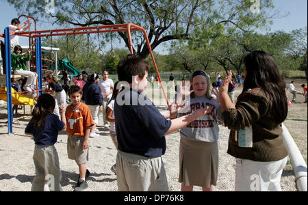 Nov 03, 2006 ; San Antonio, TX, USA ; cinquième niveleuses, centre de gauche à droite, Dane Roan, 10, Kayla Bassett, 10, et Kimberly Vasquez, 10, obtenir leur jeux dans et leur énergie a travaillé hors de jouer une variante de 'patty-cake" qu'ils appellent restaurant chinois, pendant la récréation à l'école élémentaire Forbes le vendredi 3 novembre 2006. Crédit obligatoire : Photo de J. Michael Court / San Antonio Expre Banque D'Images